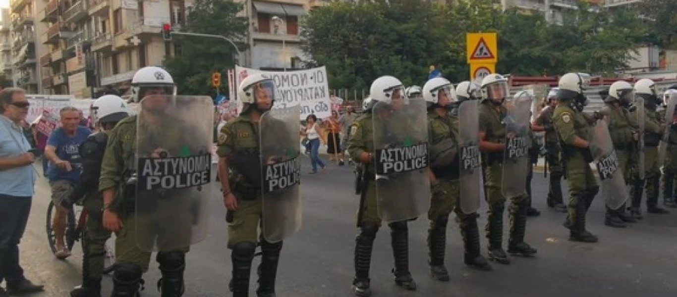 Θεσσαλονίκη: H έγκαιρη επέμβαση των ΜΑΤ απέτρεψε συμπλοκή ανάμεσα σε διαδηλωτές (βίντεο)